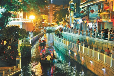 荔枝湾涌，水面浮光点点，人们依百年旧俗,乘花艇夜游。