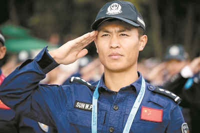 从穿上警服的那天起,我就深知人民警察的职责就是服务人民、守护平安。——孙万鹏