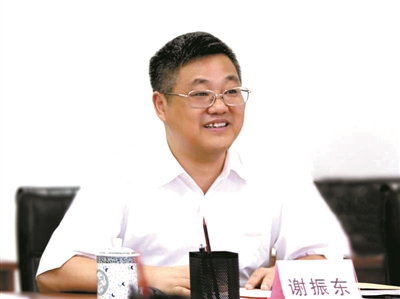 工作不仅仅是谋生的手段,更应成为提升自身专业素养的平台。 ——谢振东