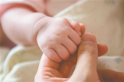 奶爸赖永新把女儿当成了小心肝，经常忍不住亲亲她。