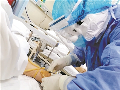 2月初，赖永新在武汉前线救治患者。