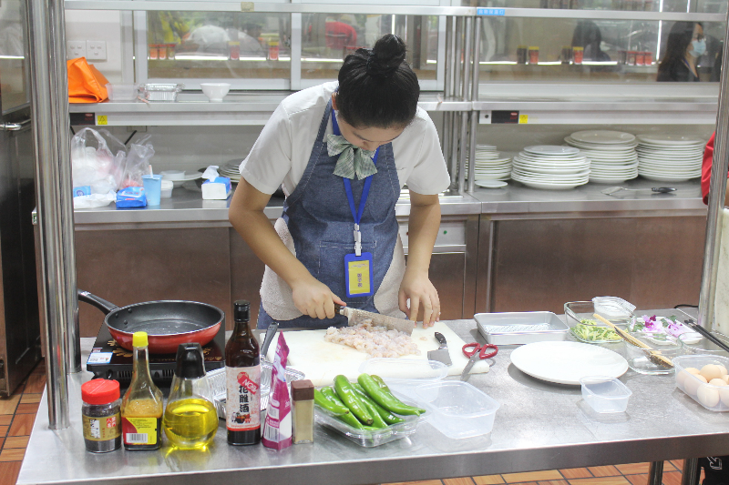 羊城小厨神们在活动现场进行烹饪实践展示 (2).jpg