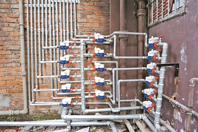 老楼里的供水管道焕然一新。