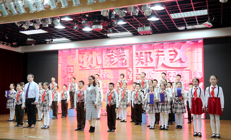 图3：广州市白云区京溪小学师生表演情景剧《读中国》.jpg