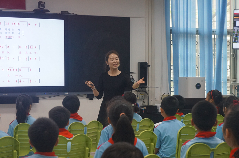 图６　北京小学大连经济技术开发区华润海中国分校王亚元老师上音乐课.jpg