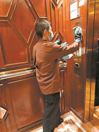 华厦大酒店每日多次对公共区域进行消毒。.jpg