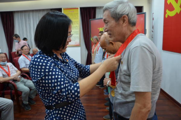 刘瑜梅为老党员颁发纪念章.jpg