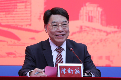 中国科学院院士、中山大学药学院名誉院长陈新滋