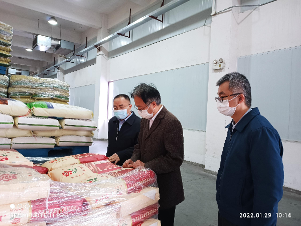1月29日市发展改革委副主任邓宏永带队开展节前粮食安全生产检查.jpg
