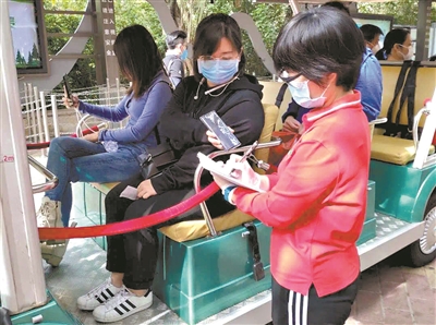 管理方实名登记好游客信息后，安排发车。