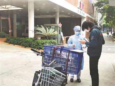 快递小哥到医院送物资。 快递小哥到医院送物资。