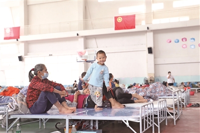 从化区鳌头中学体育馆是此次暴雨天气里鳌头镇面积最大的安置点。 从化区鳌头中学体育馆是此次暴雨天气里鳌头镇面积最大的安置点。