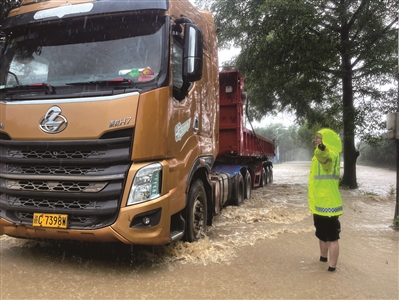 11日中午雨势最大时,从化交警在106国道上西村、下西村路口指挥交通。 11日中午雨势最大时,从化交警在106国道上西村、下西村路口指挥交通。