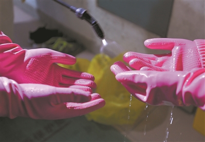 消毒完成后,工作人员对自己的双手消毒。 消毒完成后,工作人员对自己的双手消毒。