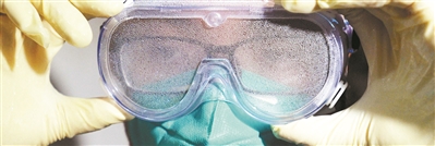 对广州一确诊病例的住处消毒后,市疾控中心工作人员的防护镜里布满一层厚重的雾气。 对广州一确诊病例的住处消毒后,市疾控中心工作人员的防护镜里布满一层厚重的雾气。