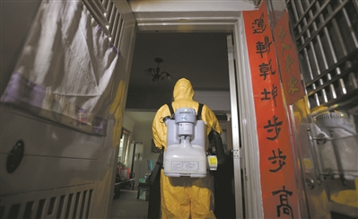 工作人员背着重达15公斤以上的机器,对确诊病例屋里物品进行细致消毒。 工作人员背着重达15公斤以上的机器,对确诊病例屋里物品进行细致消毒。