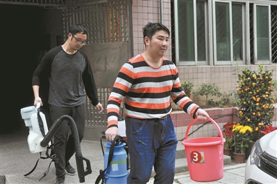 消毒完的工作人员汗流浃背,浑身湿透。 消毒完的工作人员汗流浃背,浑身湿透。