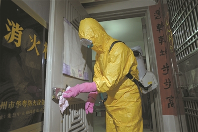 对确诊病例的住处消毒,门锁是消毒的重点,工作人员一点也不能马虎。 对确诊病例的住处消毒,门锁是消毒的重点,工作人员一点也不能马虎。