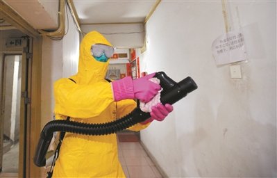 “小黄人”正在对确诊病例的住处消毒,小区的楼道也不能遗漏。 “小黄人”正在对确诊病例的住处消毒,小区的楼道也不能遗漏。