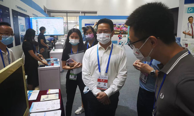 巡视广州科技创新展区.jpg