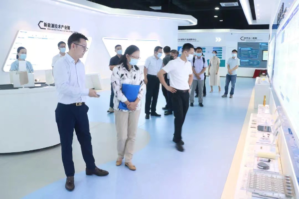9月23日市发展改革委总经济师谭虹赴国家先进高分子材料产业创新中心调研.jpg