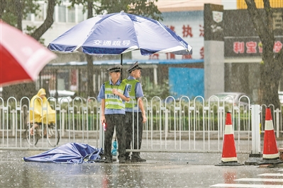交警在雨中执勤。 交警在雨中执勤。