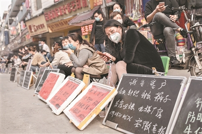 随着疫情好转,康乐村招工的制衣作坊多了起来。 随着疫情好转,康乐村招工的制衣作坊多了起来。