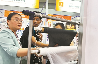 泰国客商为农田而来：这款黑色地膜能降解居然还能除杂草