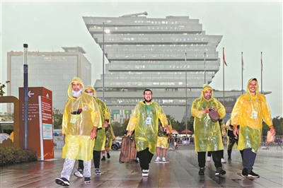 无惧风雨 安心逛展