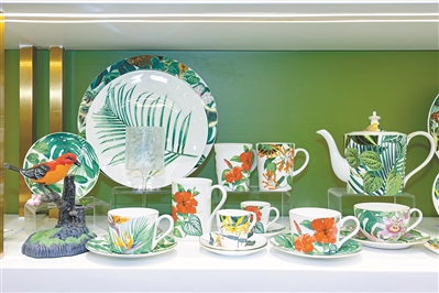 第135届广交会第二期瓷器展位引外商关注 瓷器刮起“中国旋风”