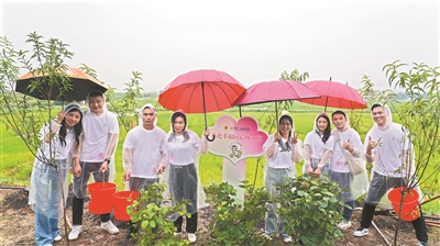 田园旅拍、新人植树、婚俗文化课……这里办了一场田园集体婚礼