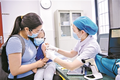 秋冬呼吸道传染病高发 新冠成为阶段性流行病 专家表示——流感新冠可防可控不可怕