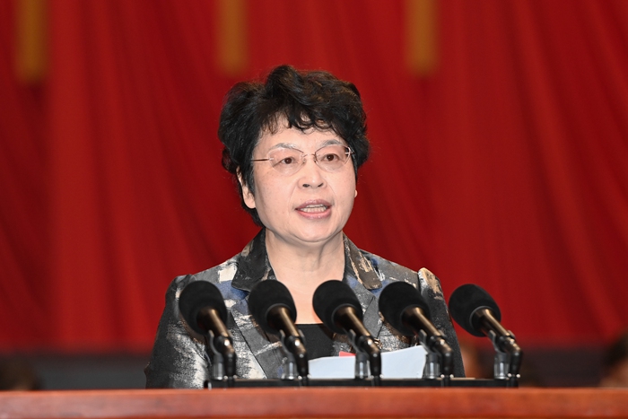 张雅洁宣读《关于表扬政协第十四届广州市委员会第三次会议以来优秀提案、先进承办单位和个人的通报》和《关于表扬2024年度履职优秀市政协委员的通报》