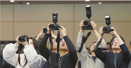 十四届全国人大三次会议广东代表团举行开放团组活动