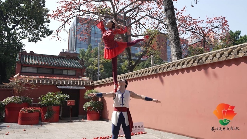 英雄花下绽艺 致敬革命先烈