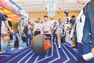 广交会首设服务机器人专区 46家企业展出的明星产品获外商青睐