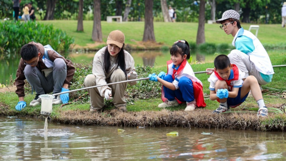 志愿者为大沙河水生态“把脉问诊”
