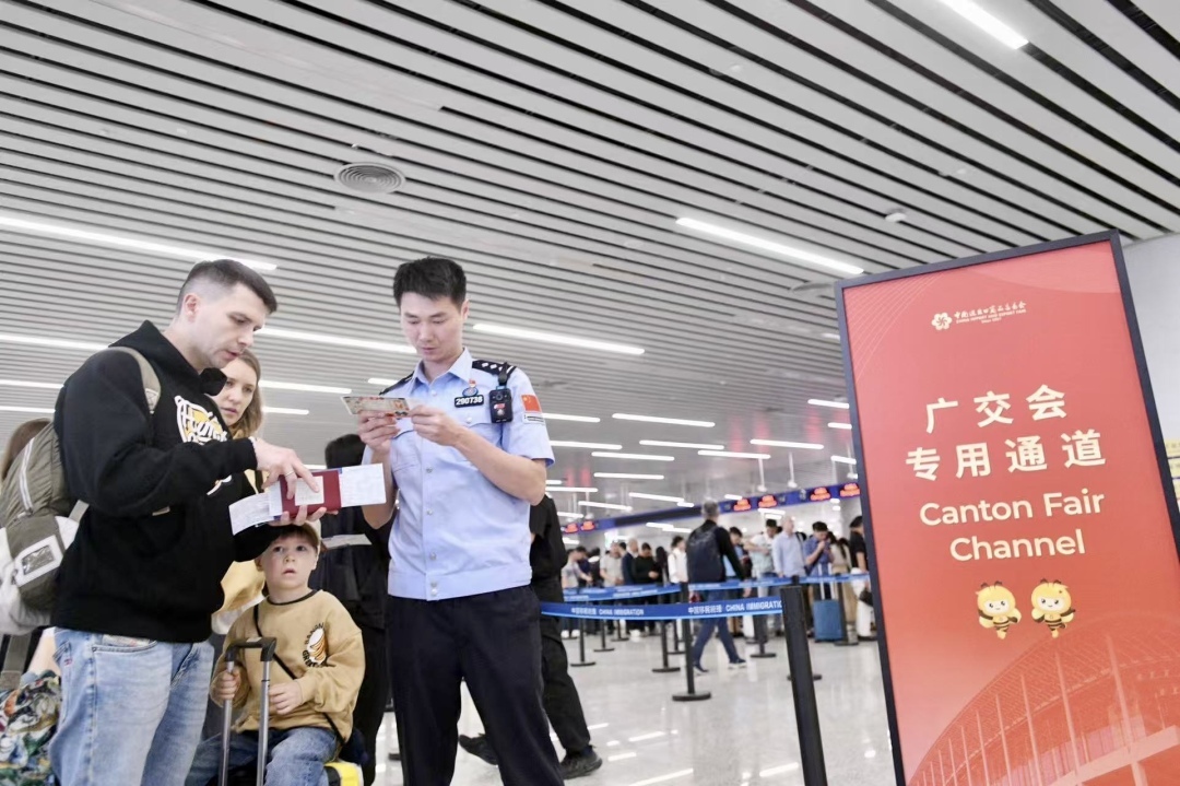 入境客流旺 口岸边检服务“别样忙”