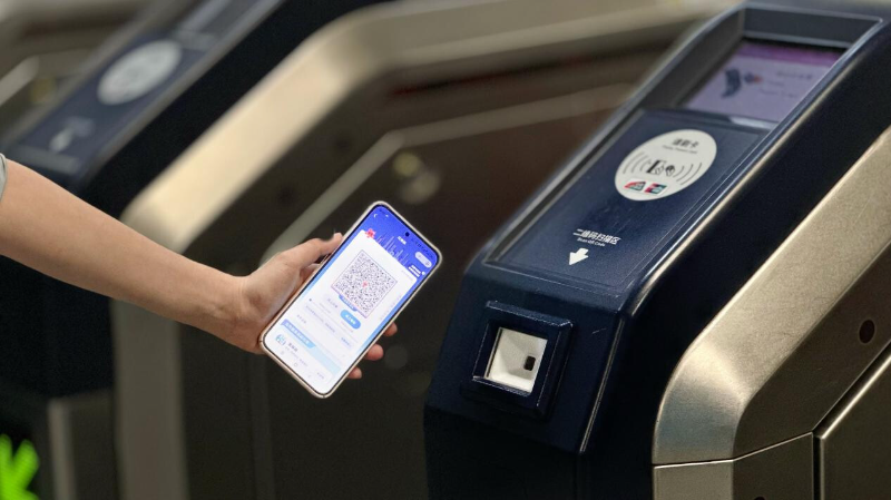 市民使用“红棉码”乘车