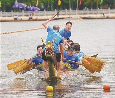 鼓声桨声闹端午 赛龙观龙满城欢