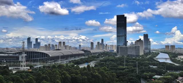 2024年6月23日，一场雨后，广州琶洲会展上空蓝天白云。荀建群 摄