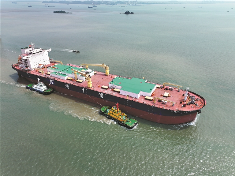 广州新船海上“牧鱼”