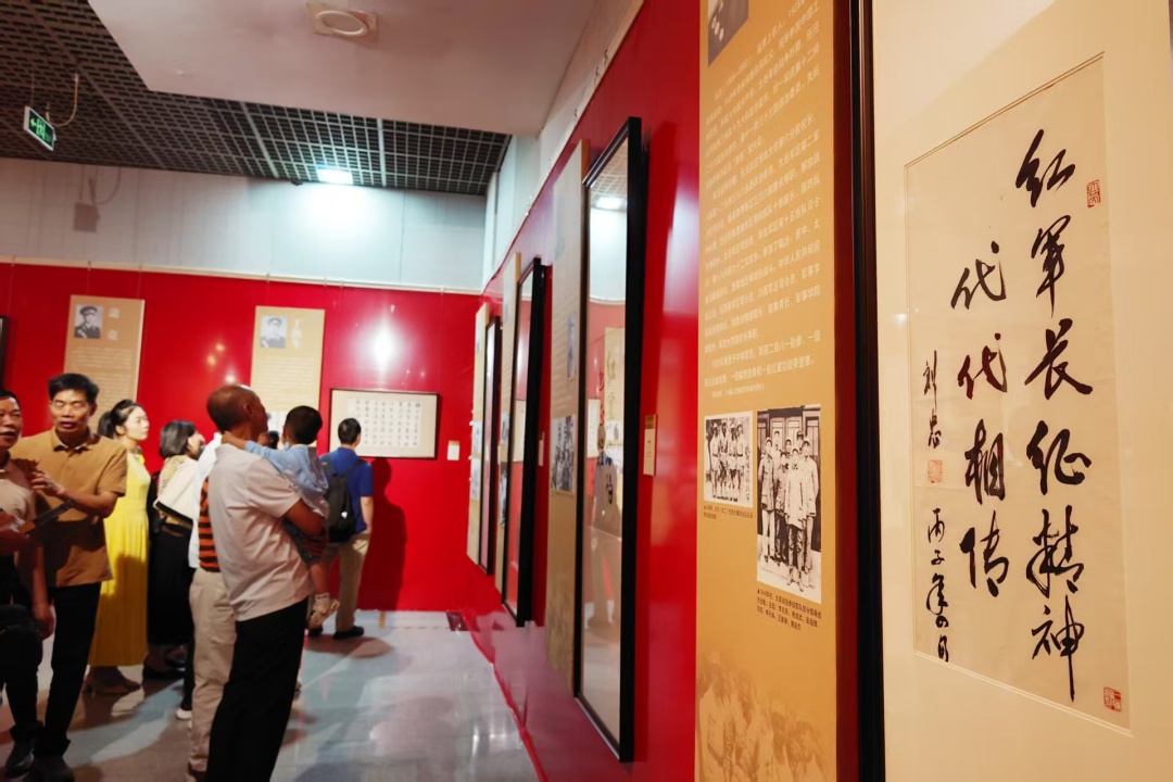 “天地英雄气 千秋尚凛然”开国将军手迹展开幕