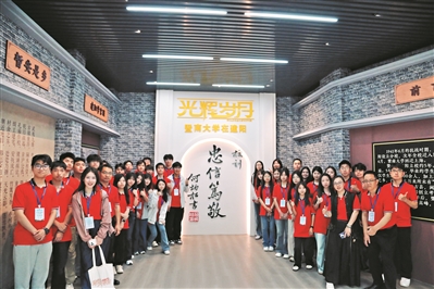 广州大中小学师生收看阅兵直播 纷纷表示将把“爱国情”化为“报国行”