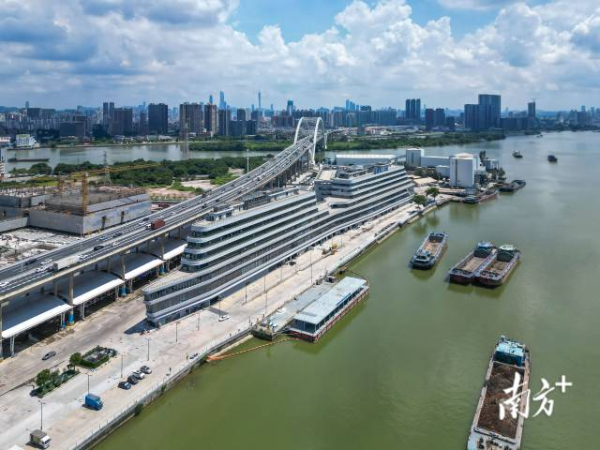 黄沙水产中心坐落于荔湾东沙街沙洛龙湾街188号，远看像一艘停靠在码头的 “水产航母”。