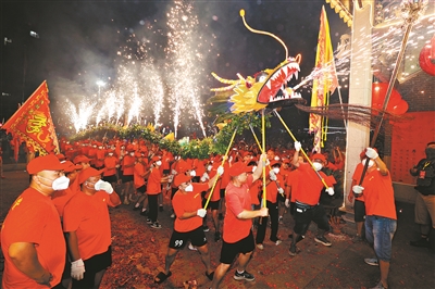 白云区均禾街、白云湖街等地：龙影翻飞话愿景 火龙追月庆佳节
