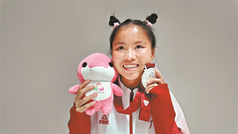 残特奥会田径比赛 领跑员和队员携手冲线