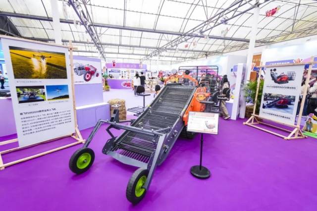 广东薯业全产业链成果展展示新产品——自走式薯类联合收获机 广东薯业全产业链成果展展示新产品——自走式薯类联合收获机