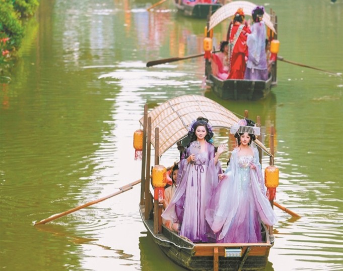 体验水上舞台、船宴、鸡公榄、香云纱……在南沙东涌邂逅“水上花神”