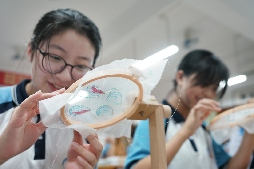 莫伟浓20220329广绣非遗课程 绣进校园 (1)